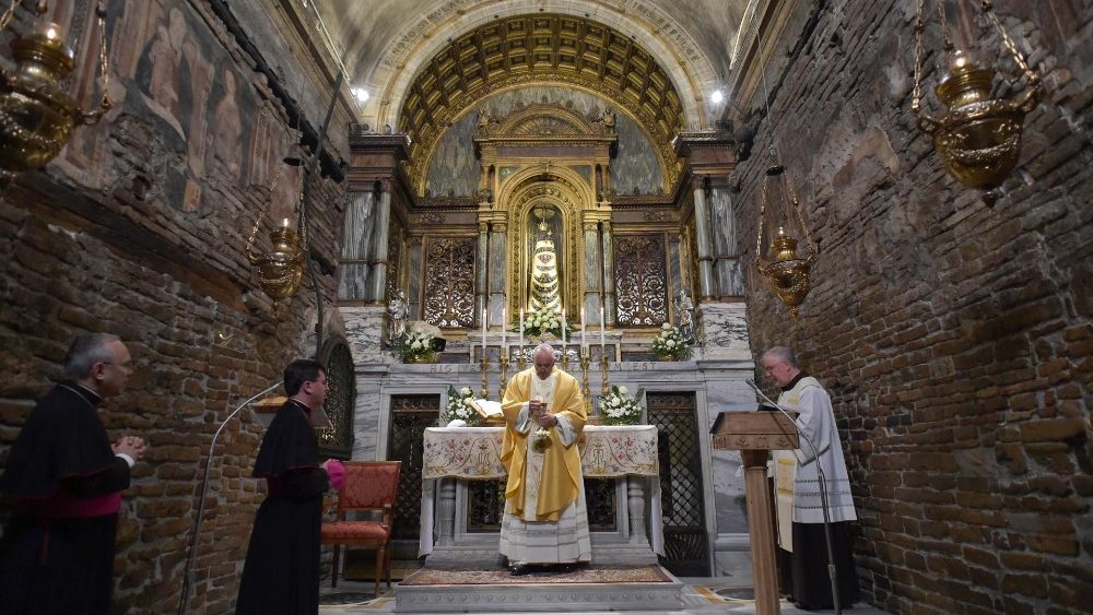 Papa firma Exhortación Apostólica para jóvenes en Santuario de Loreto - papa-francisco-en-santuario-de-santa-casa-loreto