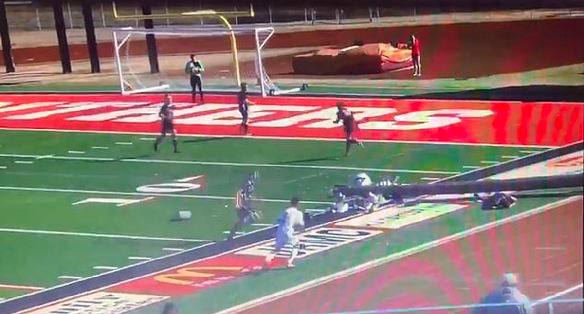 #Video Cae poste de luz durante partido de futbol por fuertes vientos