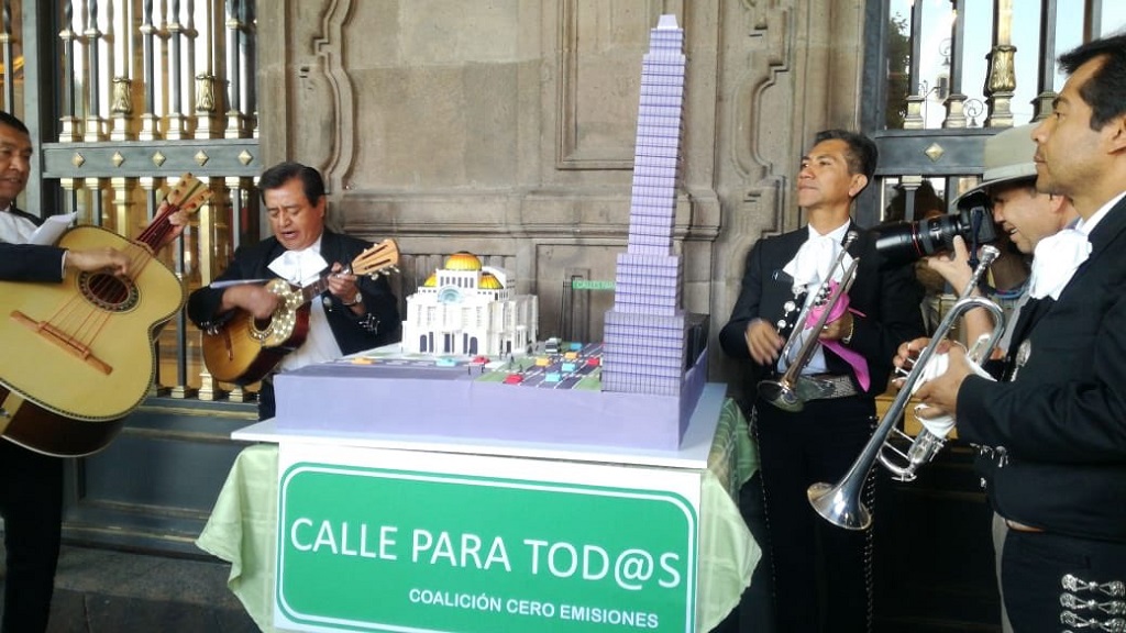 Piden con mariachi y pastel ‘carril trolebici’ en Eje Central