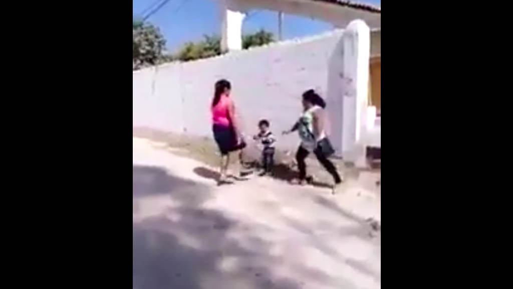 #Video Mujer patea entrepierna de menor durante pelea