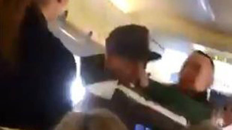 #Video Muerden la nariz a pasajero que quiso detener pelea en vuelo