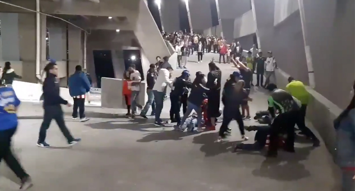 #Video Enfrentamiento a golpes entre aficionados de América y Chivas