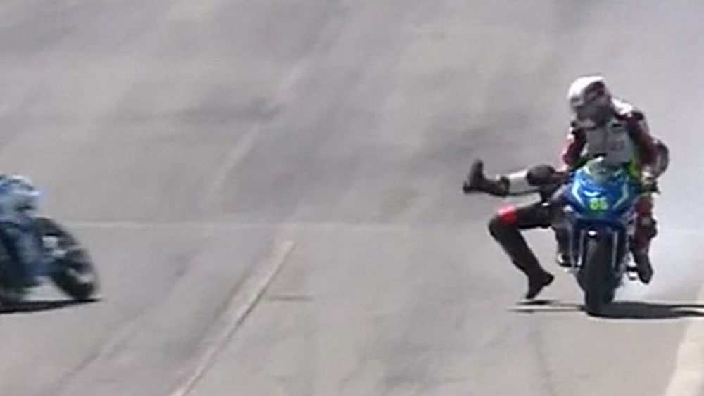 #Video Pelea de pilotos de Superbike durante carrera