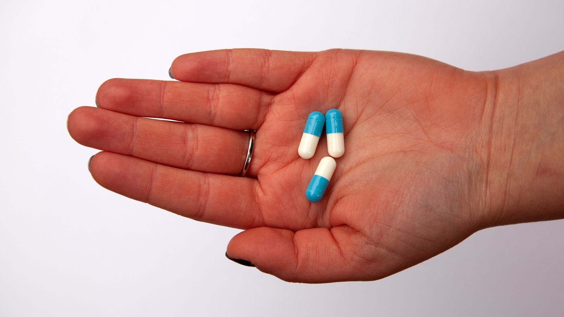 Prueban anticonceptivo masculino con eficacia - pildoras-en-mano-de-persona