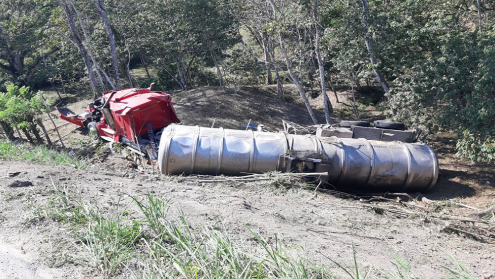 Vuelca pipa con combustible en Oaxaca