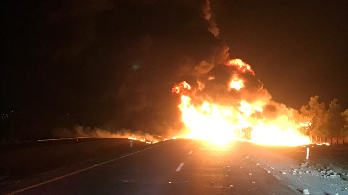 Se incendia pipa tras chocar y volcarse en el Arco Norte