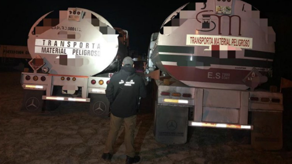 Aseguran dos pipas con 51 mil litros de combustible en Jalisco Aseguran dos pipas con 51 mil litros de combustible en Jalisco