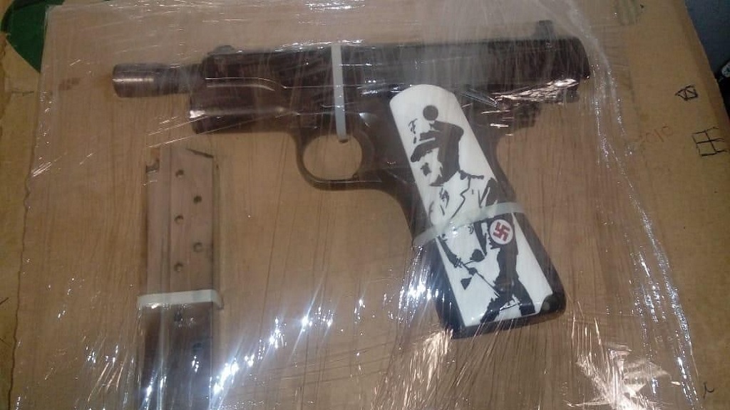 Detienen a hombre con pistola adornada con retrato de Hitler
