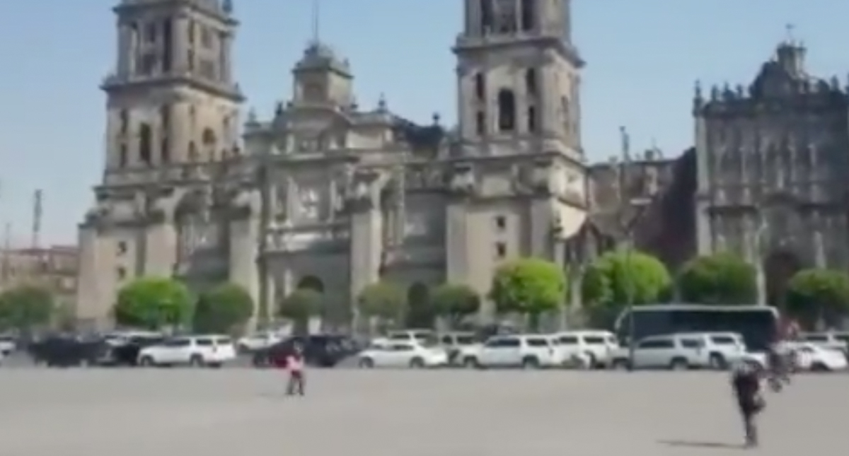 Grúa retira vehículos estacionados alrededor de la plancha del Zócalo - plancha-del-zocalo