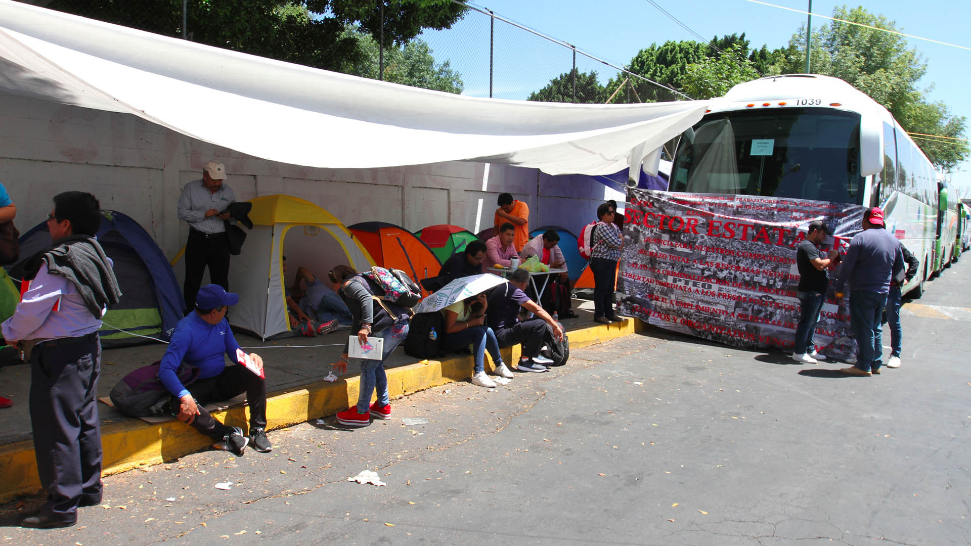 Juez admite a trámite amparo del PAN por bloqueos de la CNTE