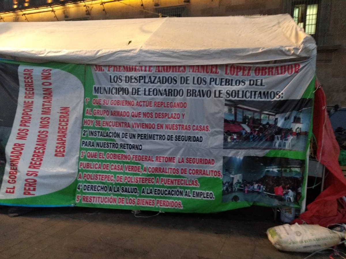 Desplazados de Guerrero levantan plantón de Palacio Nacional - planton-palacio-nacional1