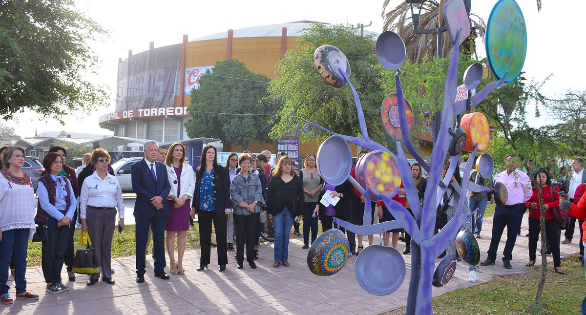 Inauguran Plaza de la Mujer con escultura de sartenes y ollas en Torreón Inauguran Plaza de la Mujer con escultura de sartenes y ollas en Torreón