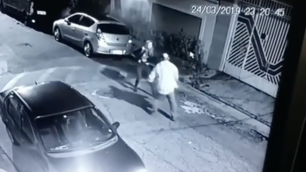 #Video Policía fuera de servicio mata a sujeto que pretendía agredirla en Brasil