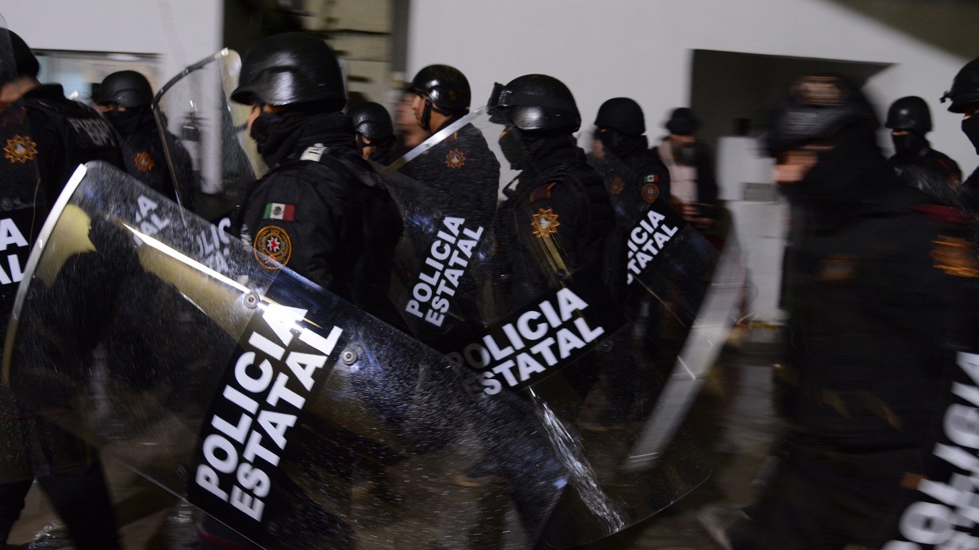 Trasladan a 504 'reos peligrosos' de Nuevo León a penales federales - policia-a-cargo-de-traslado-de-reos-peligrosos