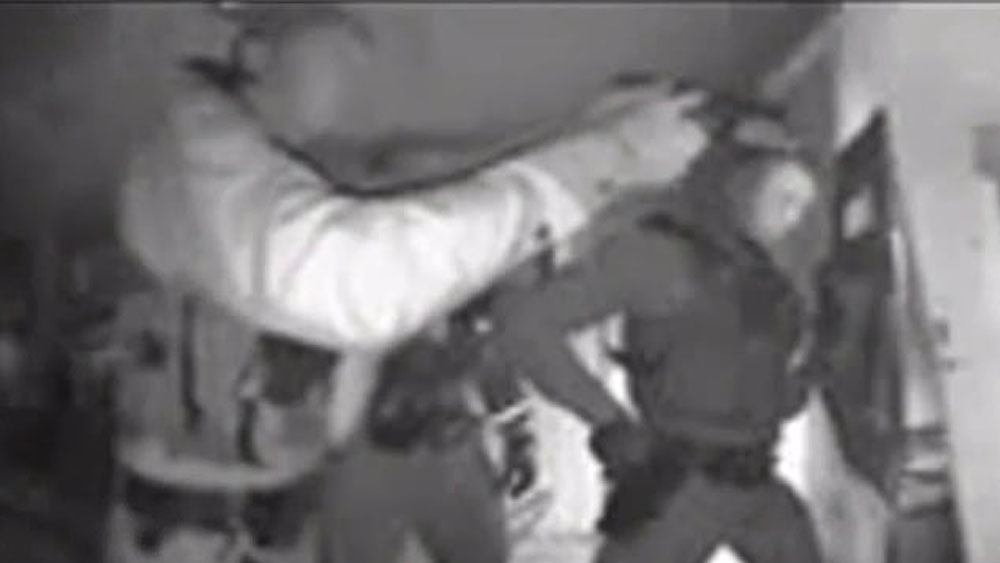 #Video Policía de Arizona irrumpe en casa para sacar a menor no vacunado