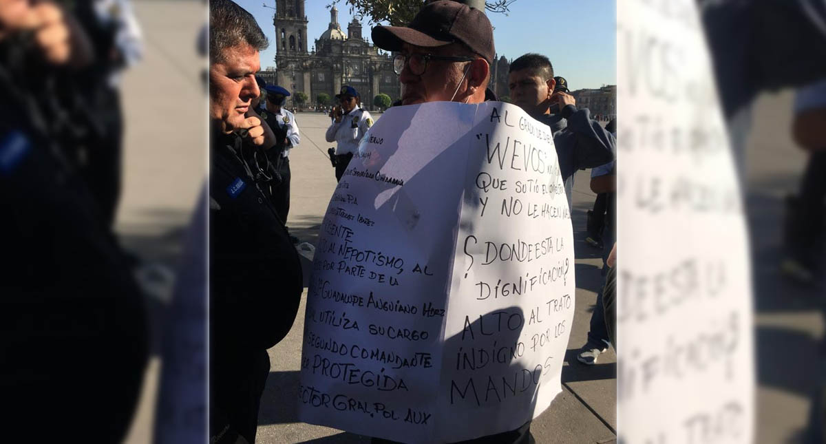 Policía se encadena en el Zócalo para manifestarse por maltratos