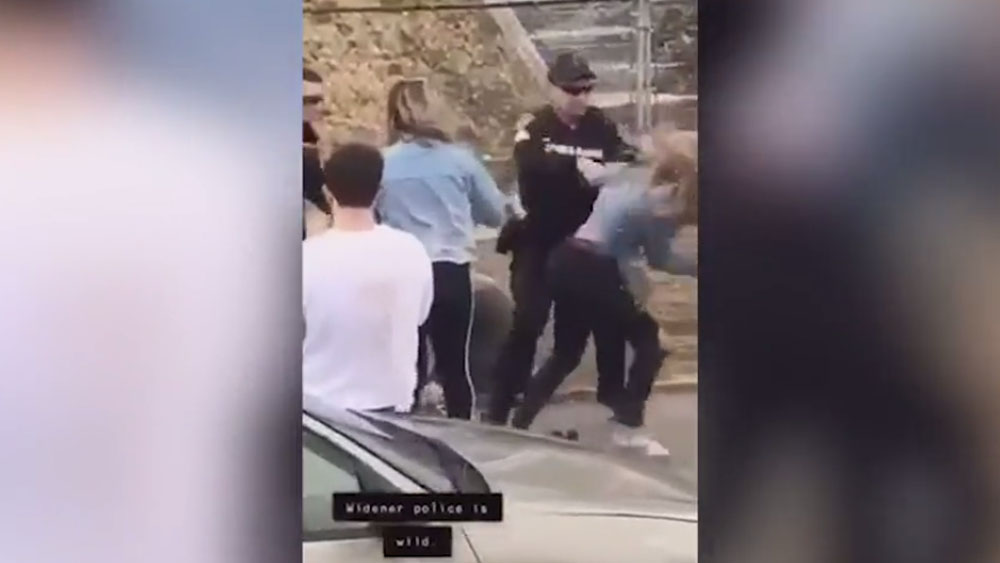 #Video Policía golpea en la cara a mujer en EE.UU.