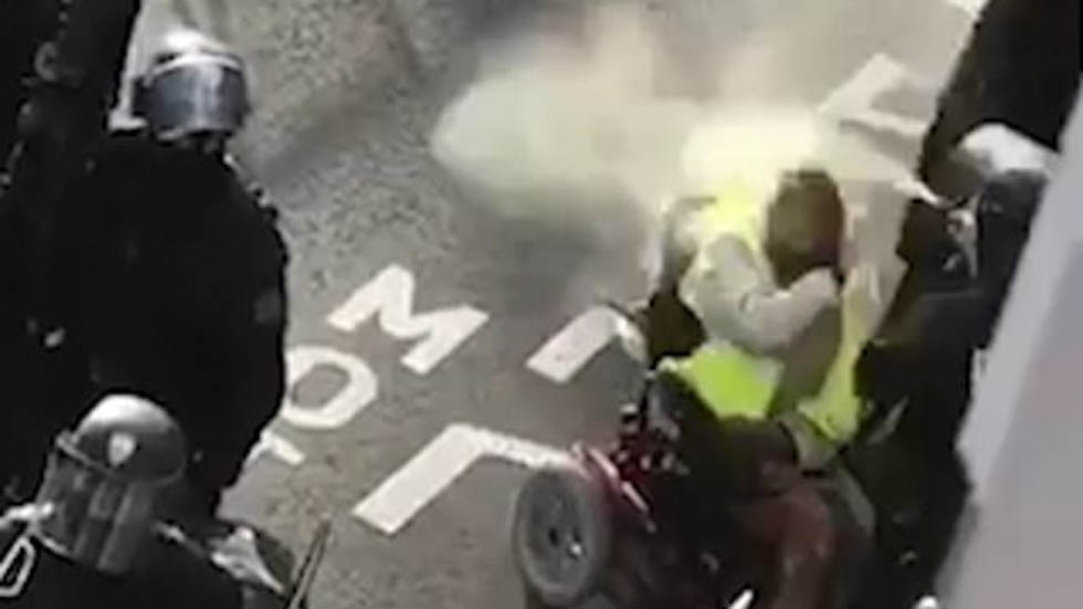 #Video Policía francés rocía gas pimienta a hombre en silla de ruedas