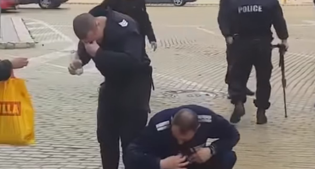 #Video Policía de Bulgaria lanza gas pimienta y el viento lo regresa