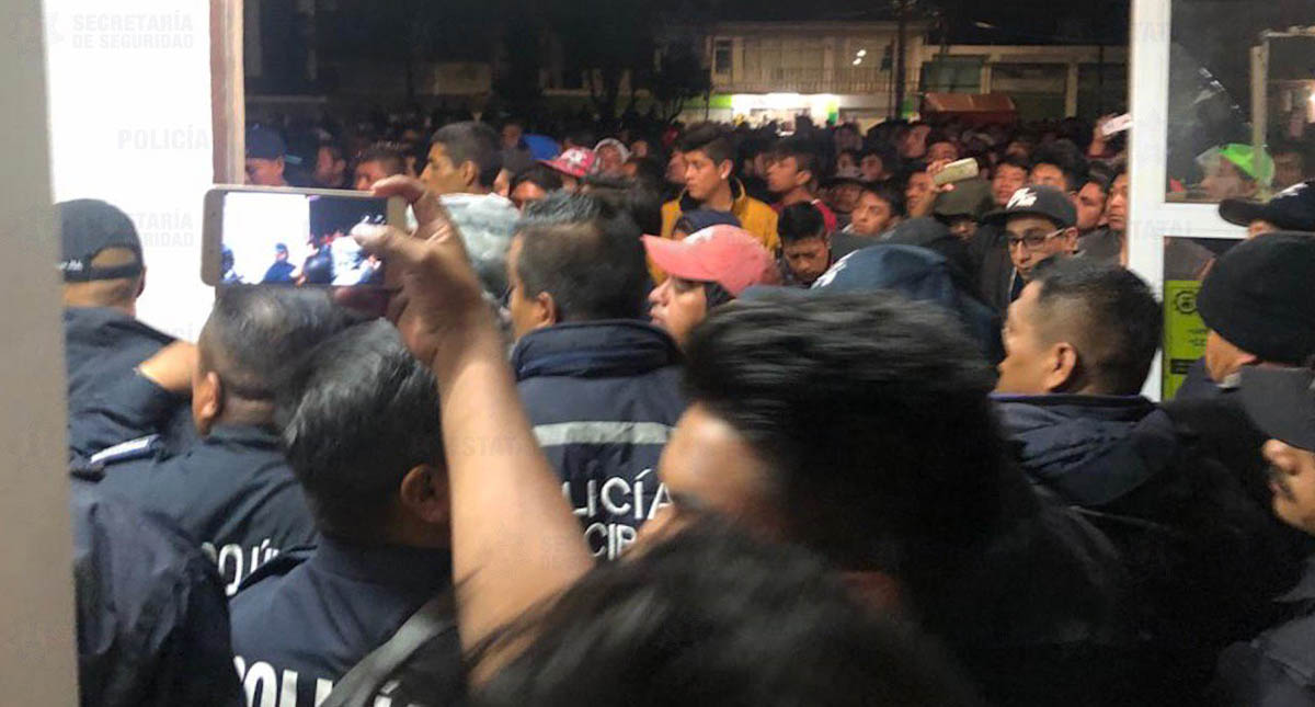 #Video Queman vivo a hombre por presunto intento de secuestro de niño - policias-dialogando-con-vecinos