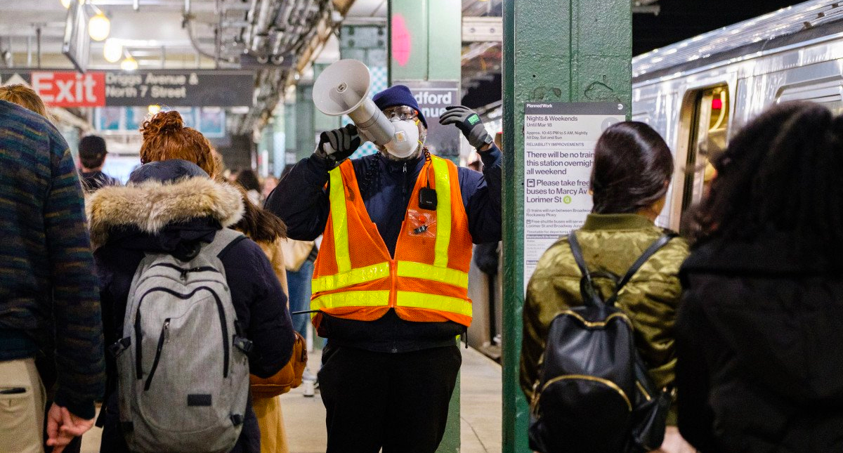 Nubes de polvo en Metro de Nueva York causan alarma entre los usuarios