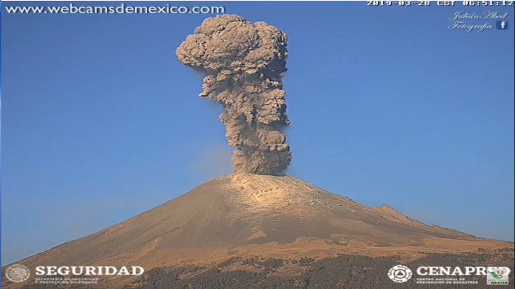 Exhalación con contenido de ceniza del volcán Popocatépetl