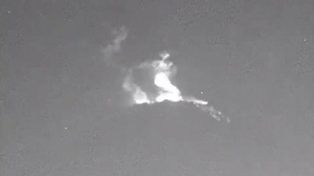Popocatépetl emite ceniza y material incandescente