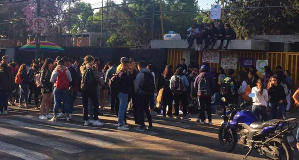 Encapuchadas toman Prepa 5 por el Día Internacional de la Mujer