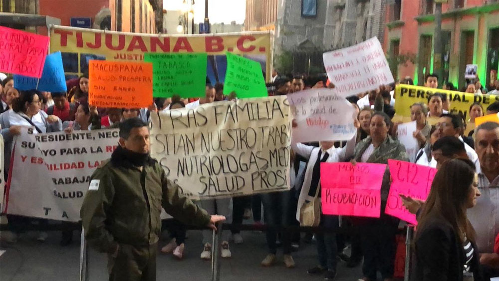 Ex trabajadores de Prospera protestan en Palacio Nacional