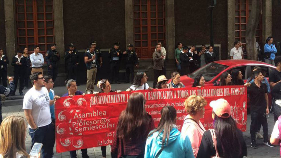 Protestan a la entrada del informe de 100 días de Sheinbaum - protesta-afuera-del-teatro-de-la-ciudad