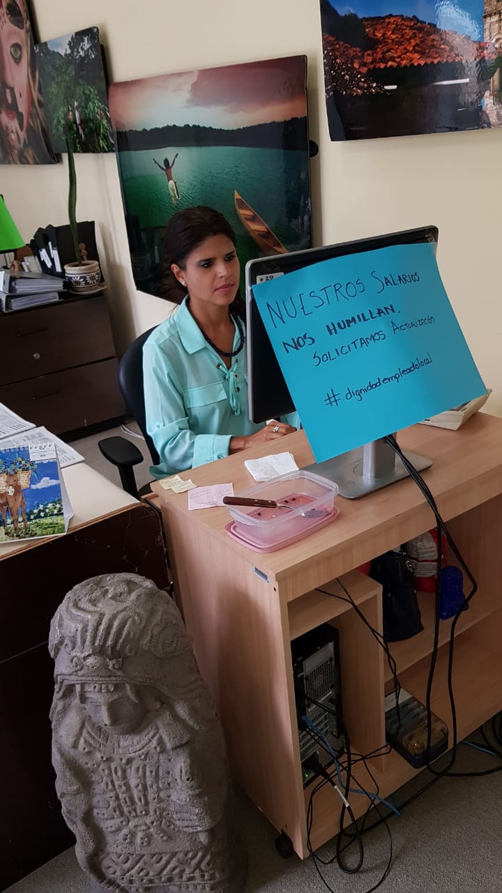 Empleados de embajada mexicana en Buenos Aires protestan por bajos sueldos - protesta-en-bs-as5