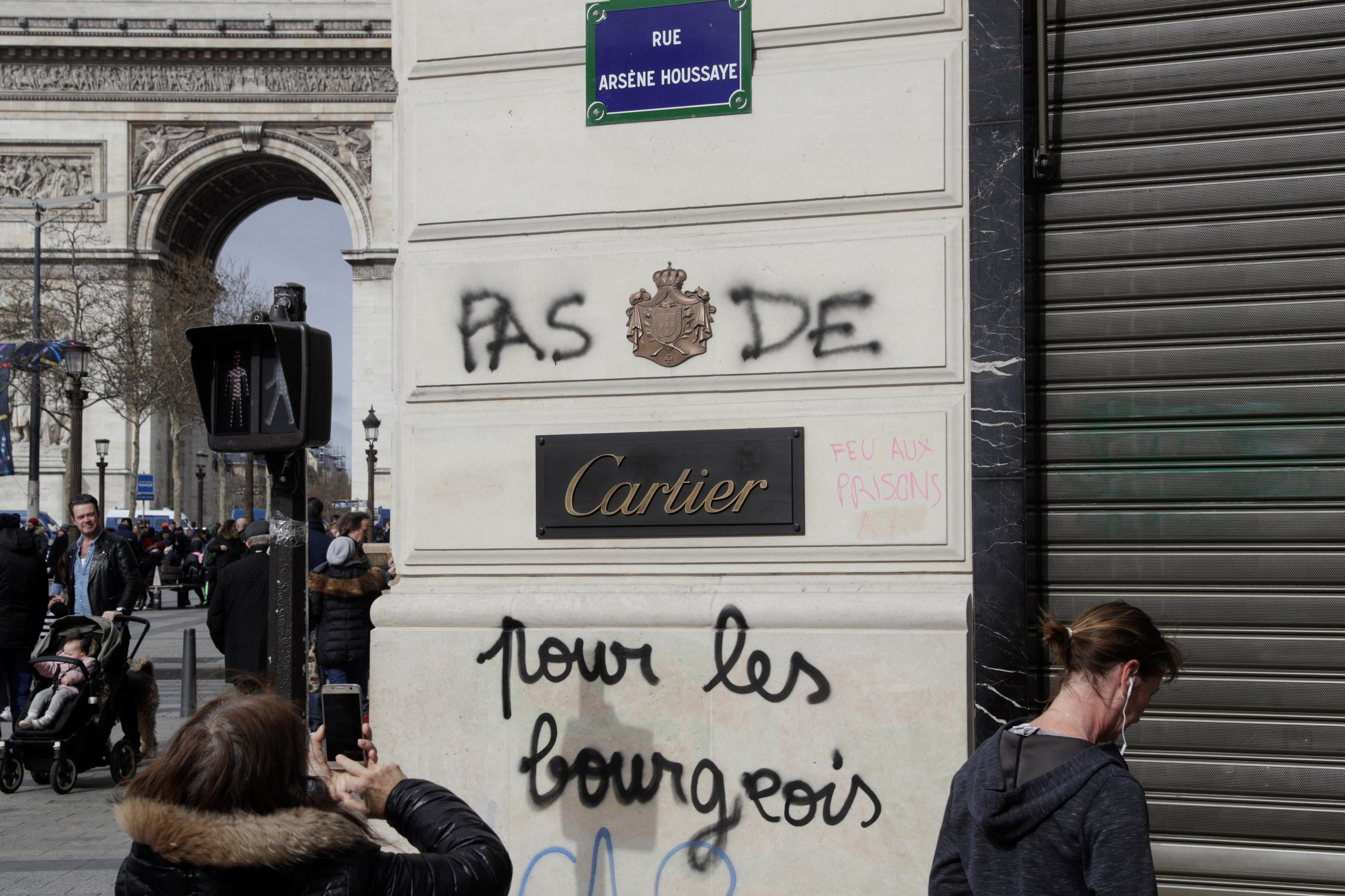 Continúan labores de limpieza en los Campos Elíseos tras protesta de chalecos amarillos - protestas-paris1