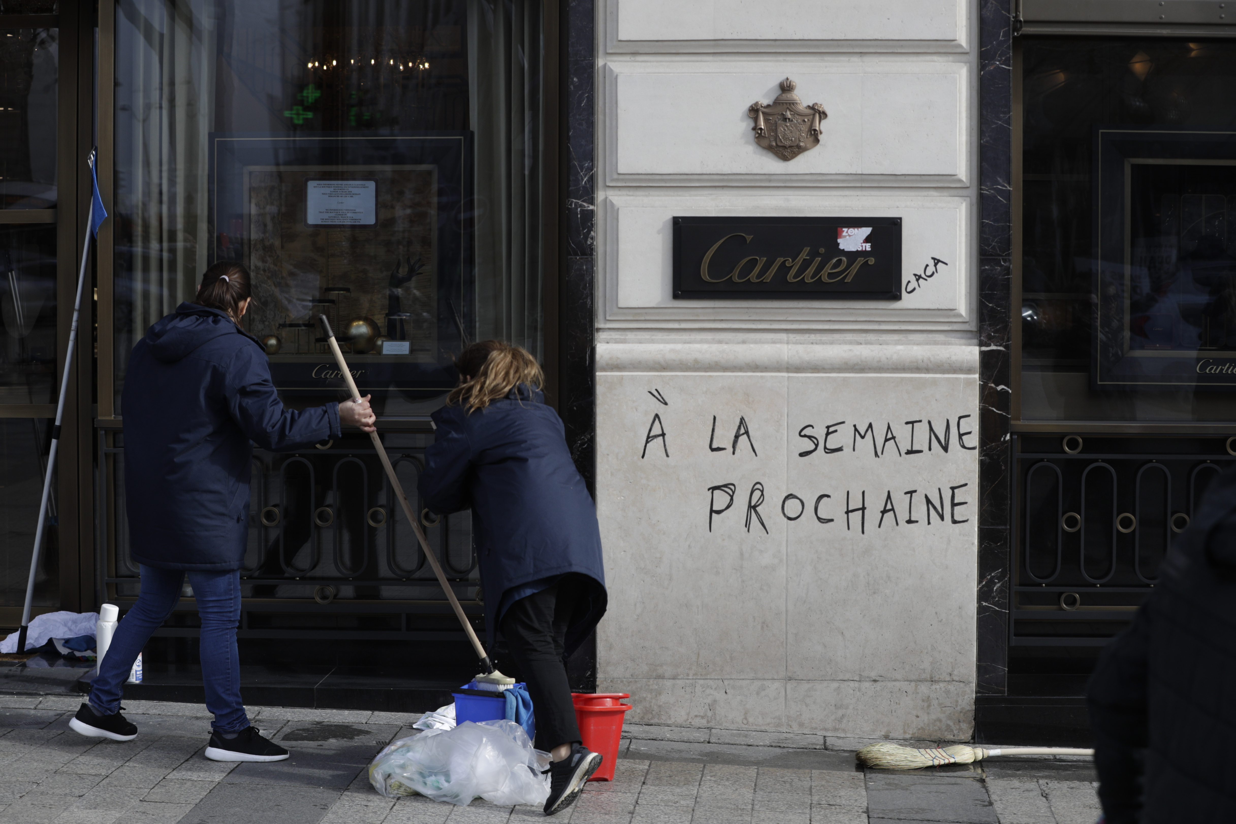 Continúan labores de limpieza en los Campos Elíseos tras protesta de chalecos amarillos - protestas-paris3