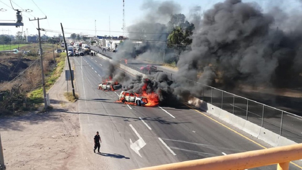 Bloquean carreteras e incendian autos en autopistas de Guanajuato