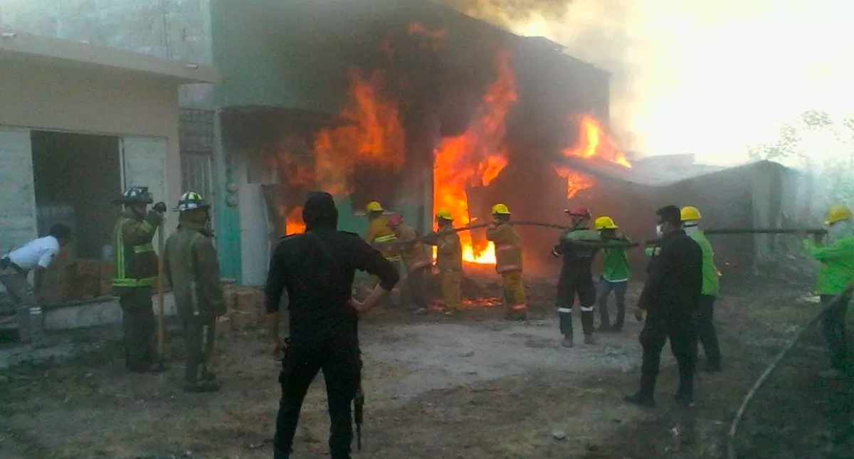 Incendio en pastizales alcanza fábrica de velas en Chiapas