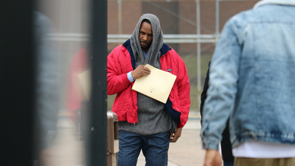 R. Kelly puesto en libertad tras pagar su pensión alimentaria