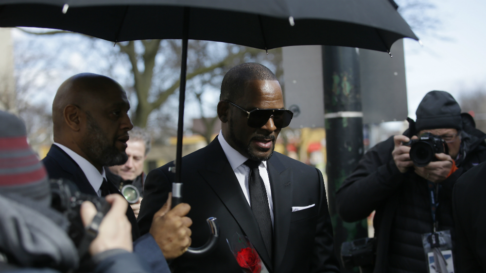 Mujer que acusa de agresión sexual a R. Kelly habla por primera vez