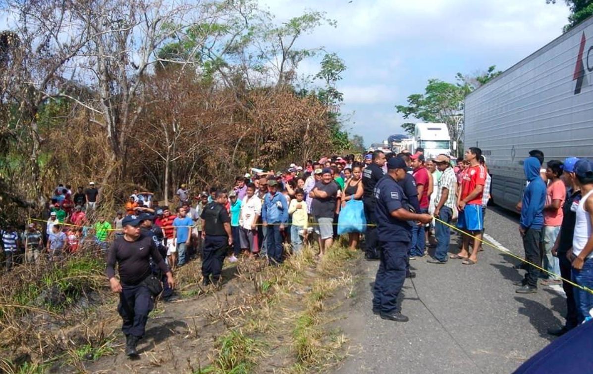Rapiña en tráiler volcado en Macuspana