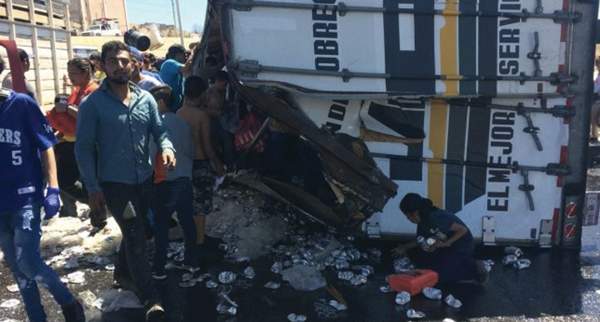 #Video Rapiña a camión de cerveza que volcó en Zacatecas - rapina-zacatecas1