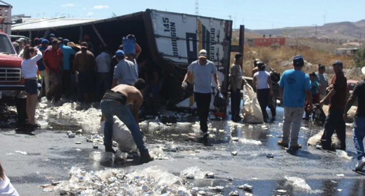 #Video Rapiña a camión de cerveza que volcó en Zacatecas