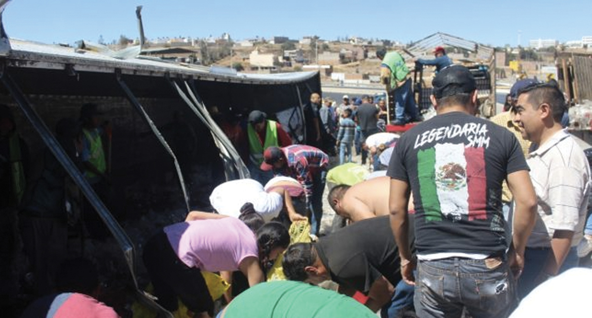 #Video Rapiña a camión de cerveza que volcó en Zacatecas - rapina-zacatecas3