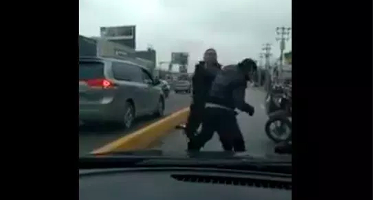 #Video Pelean a golpes repartidor de Rappi y conductor en Monterrey
