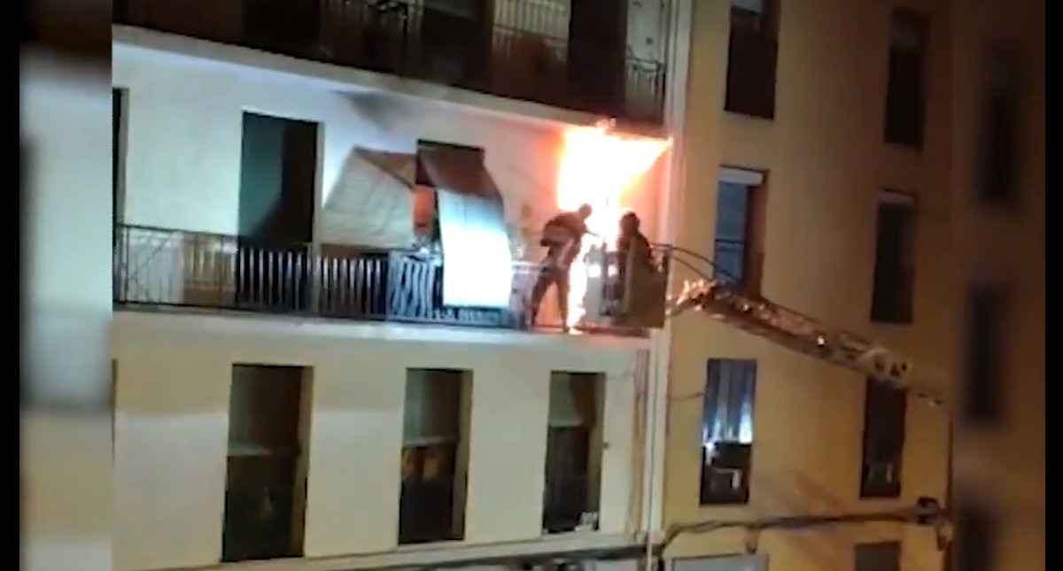 #Video Rescatan a mujer y sus dos perros de edificio en llamas