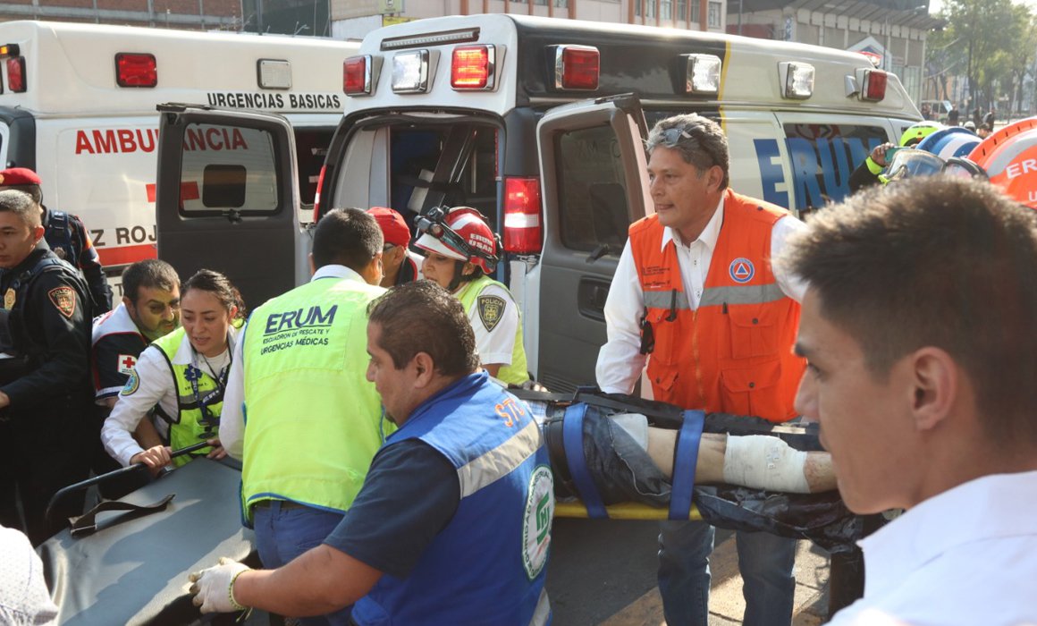 Rescatan a hombre que se arrojó a vías del Metro Salto del Agua
