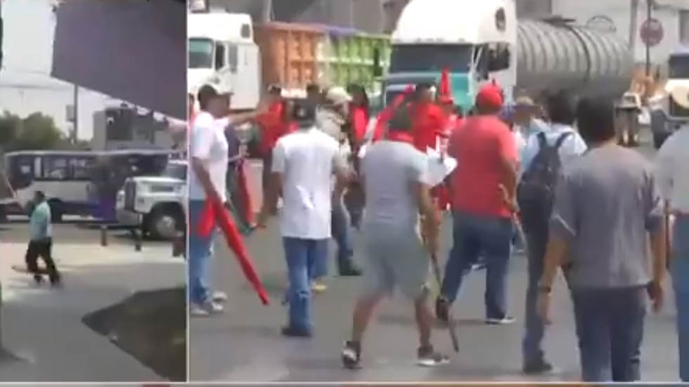 Jóvenes retiran a golpes bloqueo en Iztapalapa