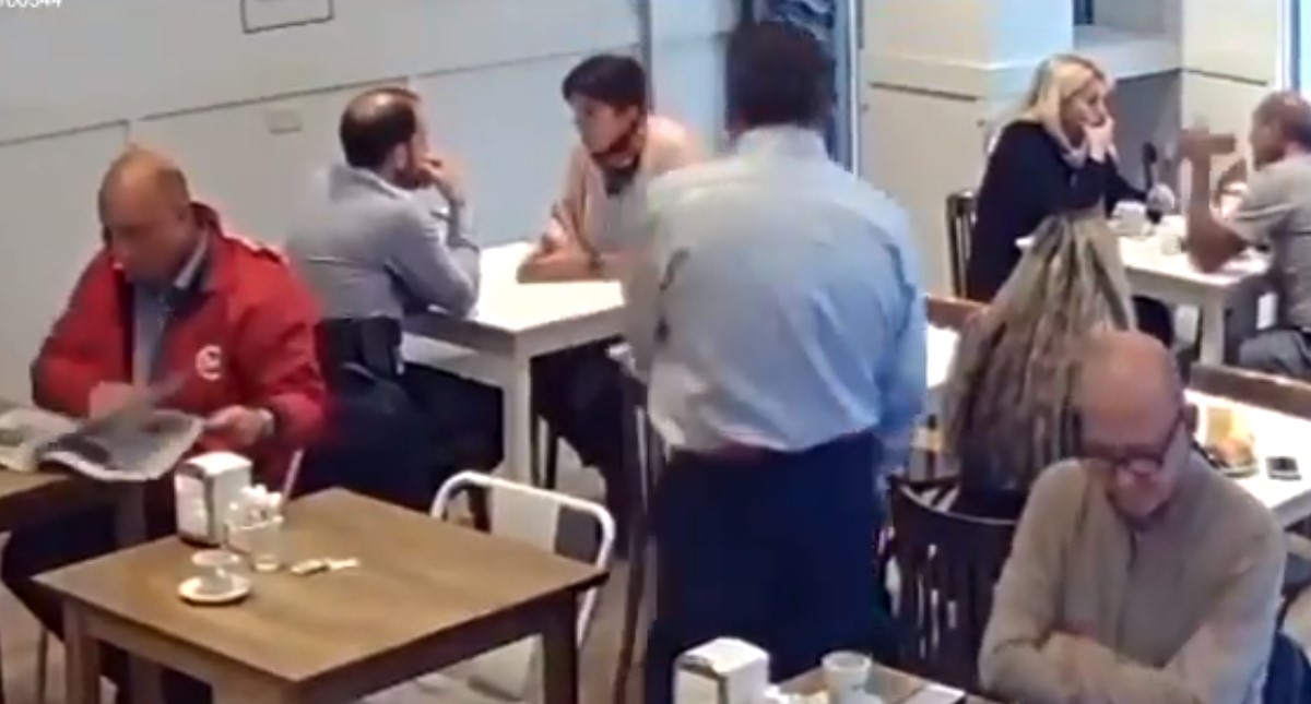 #Video Sujeto roba bolso en cafetería de Argentina #Video Sujeto roba bolso en cafetería de Argentina