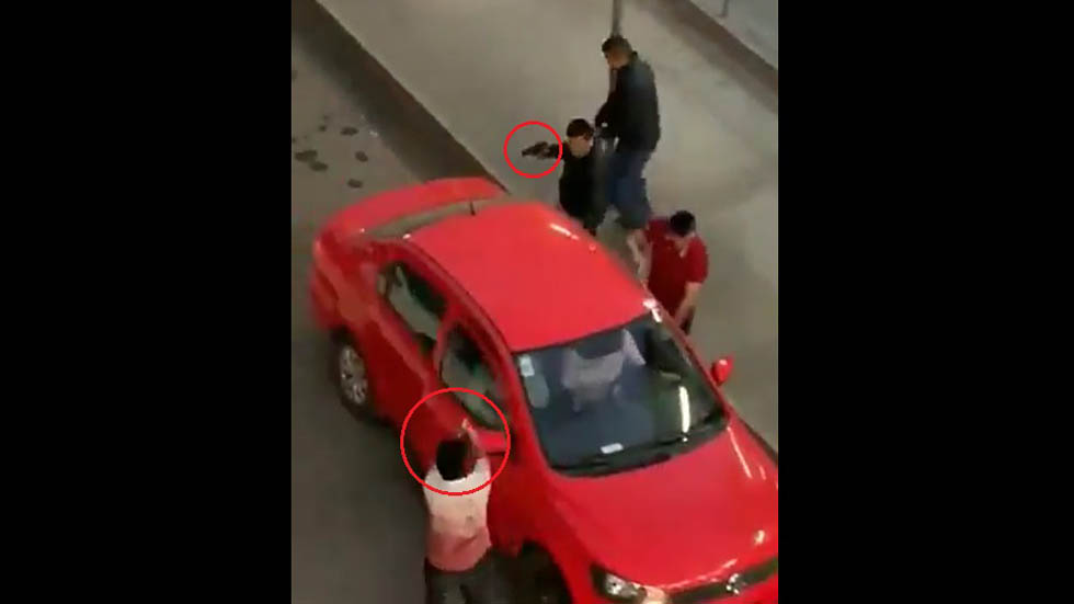 #Video Roban auto a punta de pistola afuera del Suburbano en Tultitlán