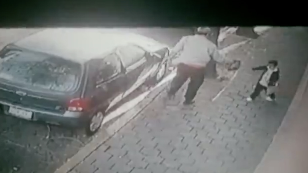 #Video Sujeto utiliza de cómplice a su hijo menor para robar