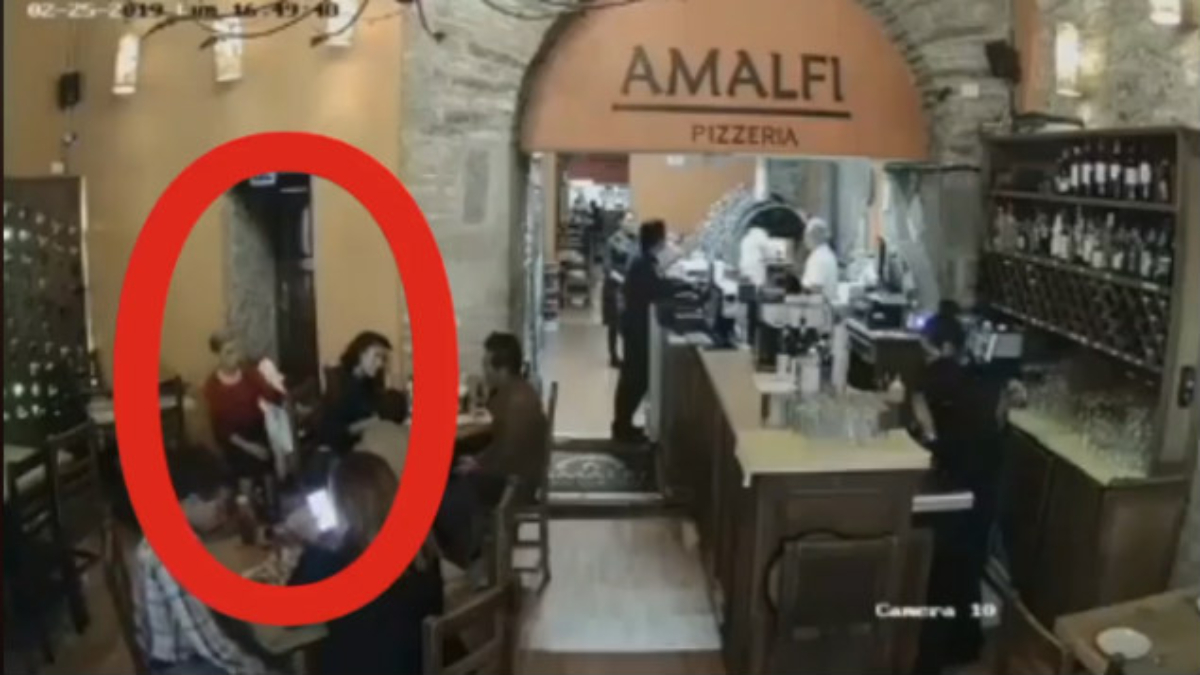 #Video Anciana roba el bolso de su víctima en pizzería de Puebla