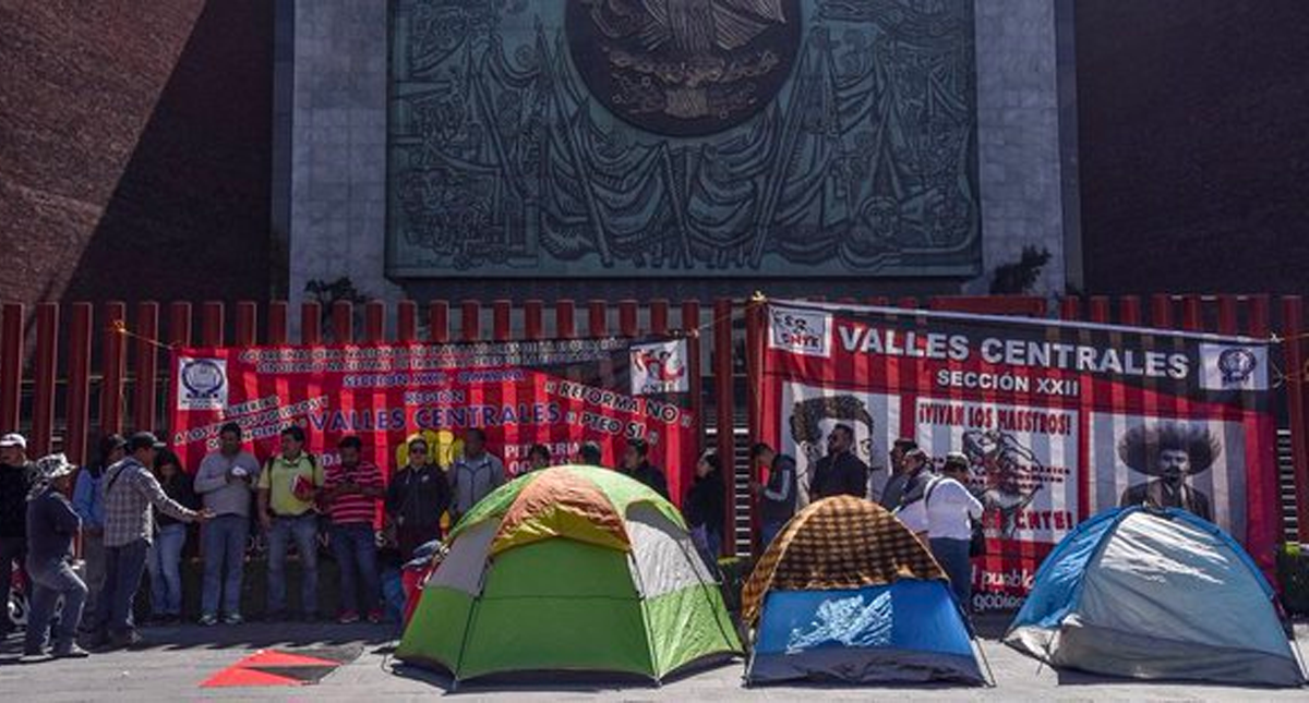 Continúa bloqueo en inmediaciones de San Lázaro Continúa bloqueo en inmediaciones de San Lázaro